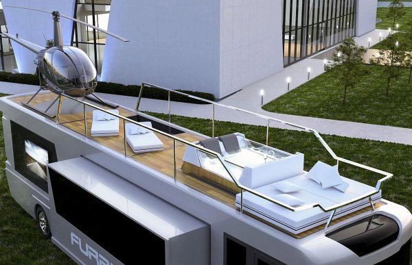 До покрива се стига по стълбище, което също води до прибиращата се площадка за хеликоптер. Освен примамлива хидромасажна вана на горната палуба, има и атрактивен кът за сядане, който предлага идеалното място за почивка след дълго пътуване.
